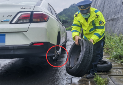 五一返程車胎故障 剪式千斤頂助力換胎