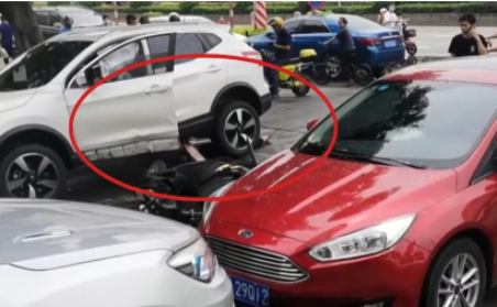 兩車(chē)相撞司機(jī)被卷入徹底 千斤頂助力脫困