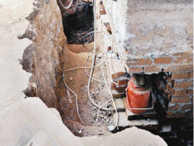 施工隊(duì)用280多臺千斤頂托起樓體