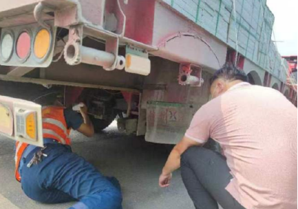 交警查處借用千斤頂超限運輸車輛